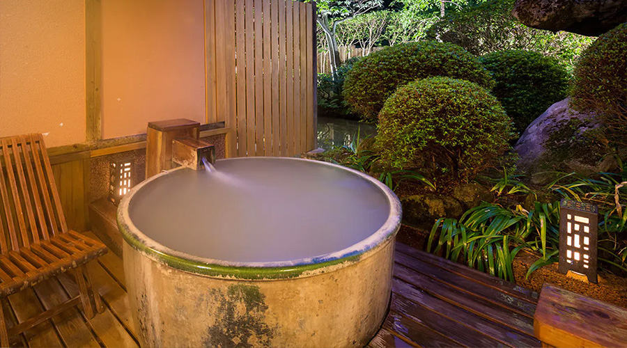 “TSUKITEI”, the room with private open-air hot spring bath